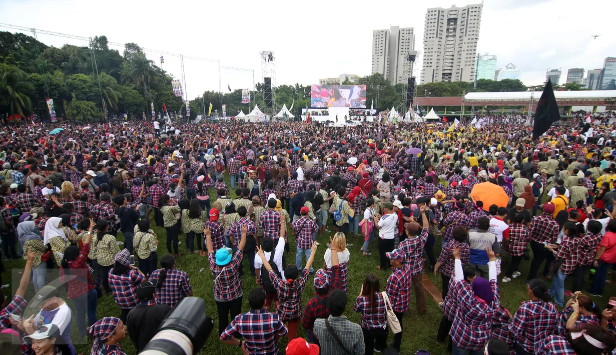 Para pendukung Ahok - Djarot berjoget saat menghadiri konser gue 2 di Jakarta, Sabtu (4/2). Sejumlah musisi papan atas Indonesia mendukung pasangan calon nomer 2 Ahok - Djarot pada Pilkada DKI Jakarta. (Liputan6.com/Johan Tallo)