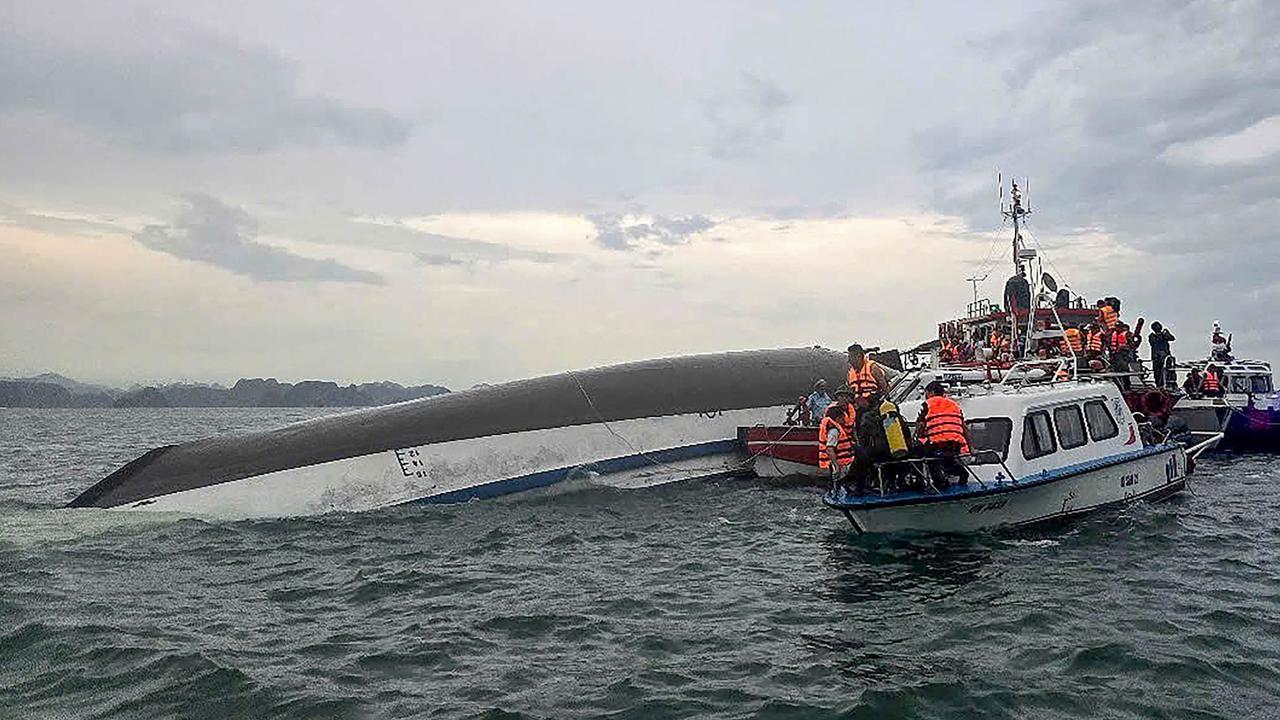 FOTO: Kapal Wisata Terbalik di Teluk Ha Long, Puluhan Wisatawan Tewas