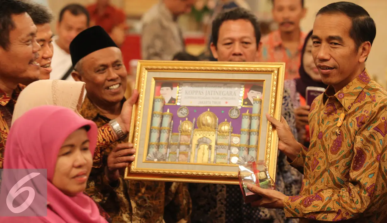 Presiden Joko Widodo mengundang perwakilan pedagang dari sejumlah pasar di Jakarta di Istana Negara, Jakarta, Kamis (3/9/2015). Jokowi mendapat cinderamata dari pedagang. (Liputan6.com/Faizal Fanani) 