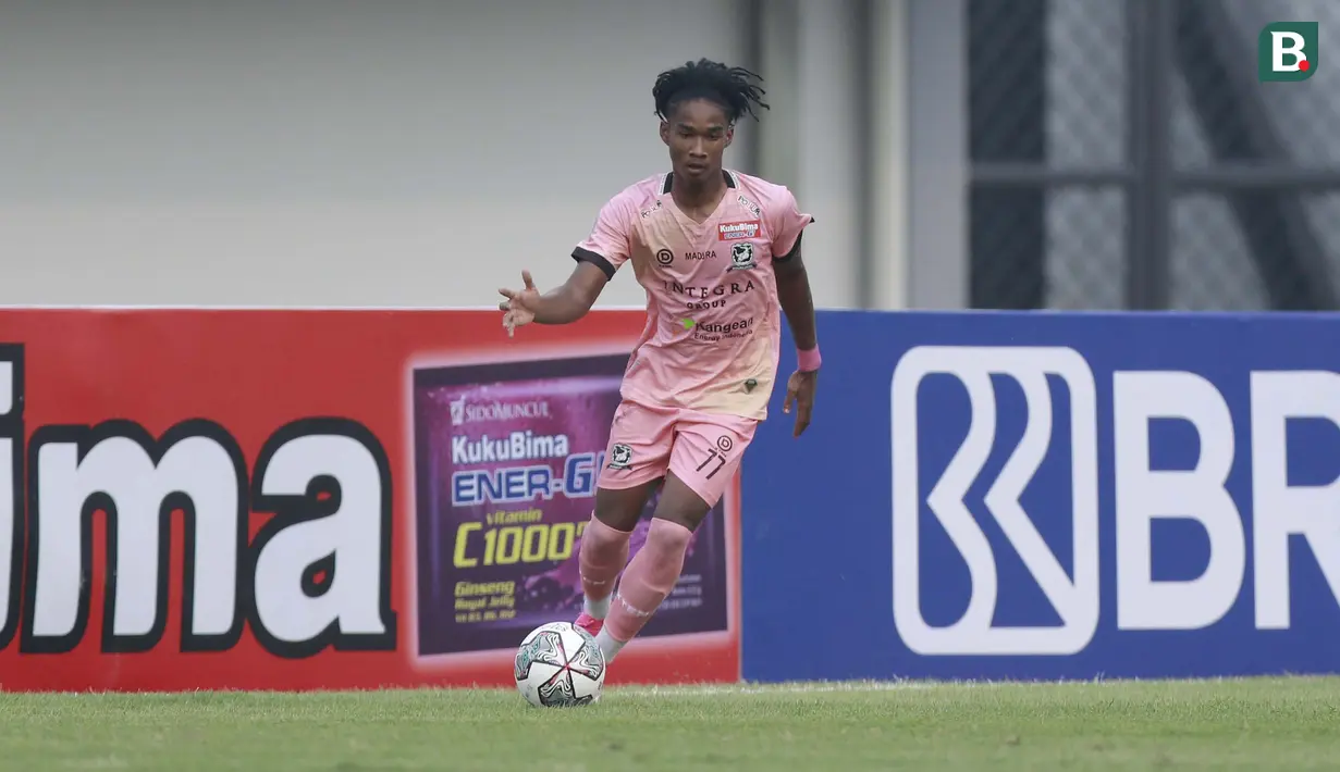 Usianya baru menginjak 16 tahun 10 bulan dan 15 hari. Ia mematahkan rekor sebelumnya atas nama sayap Persebaya Mochamad Supriadi yang berusia 17 tahun 3 bulan dan 1 hari saat laga Liga 1 2019 melawan Persija Jakarta. (Foto: Bola.com/Ikhwan Yanuar)