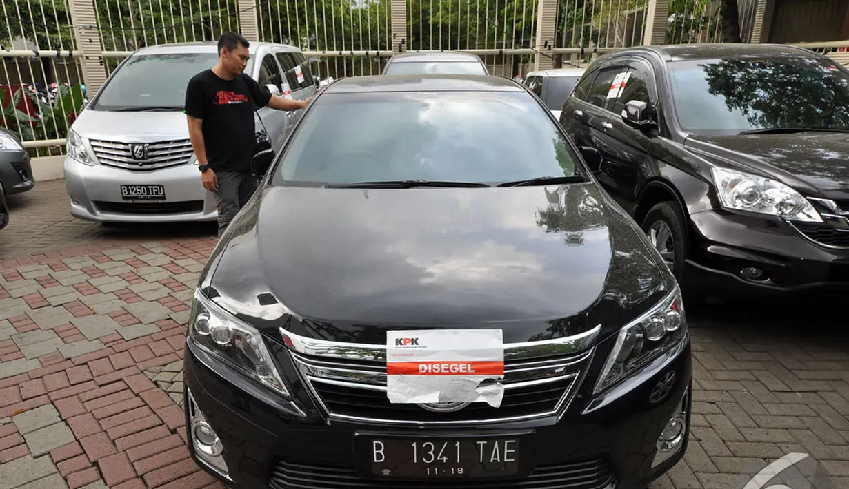  KPK menyita sebanyak 5 mobil milik Fuad Amin Imron, Jakarta, Selasa (23/12/2014). (Liputan6.com/Mihtahul Hayat)