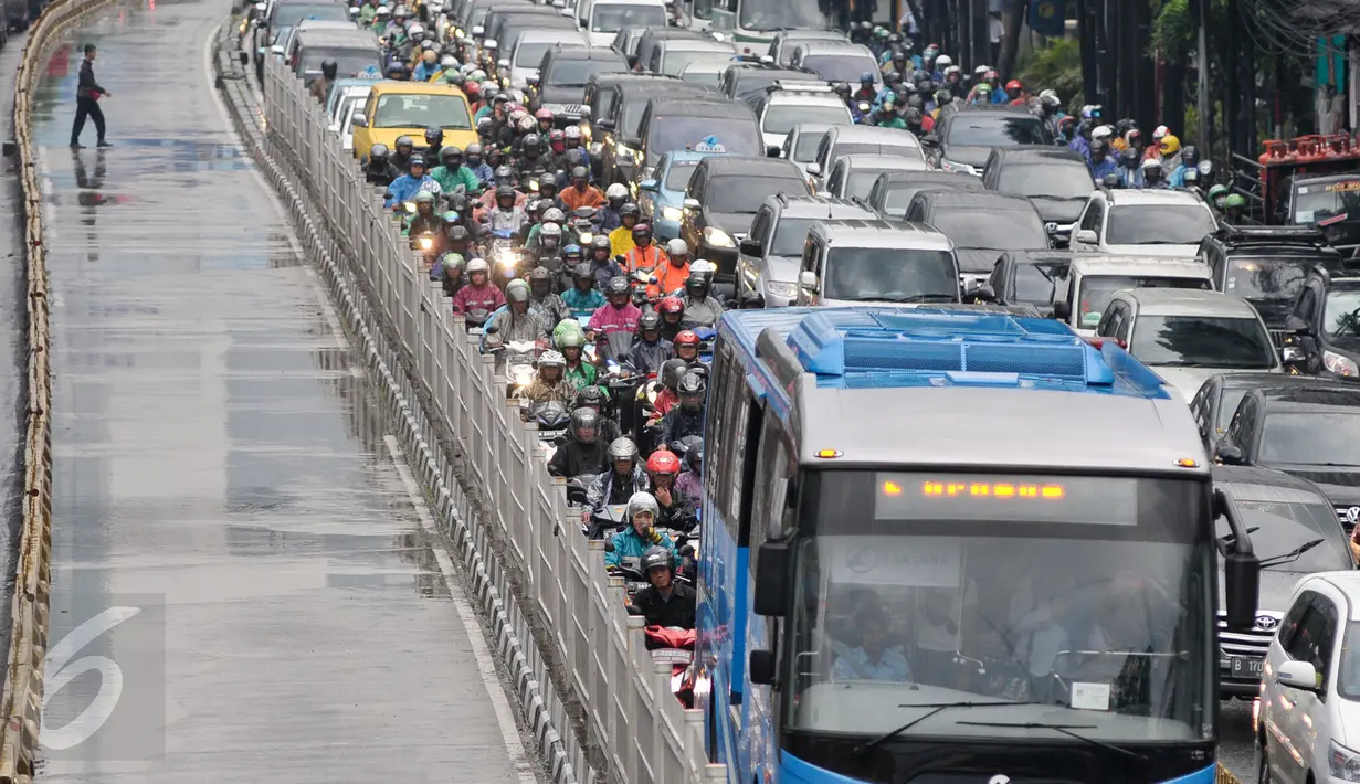 Kepadatan kendaraan dari arah Kuningan menuju Ragunan dan arah sebaliknya di Jalan Mampang Prapatan, Jakarta, Selasa (11/10). Pasca diguyur hujan, sejumlah ruas jalan di jakarta mengalami kepadatan. (Liputan6.com/Yoppy Renato)