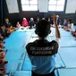 Seorang tim dukungan Psikososial bermain bersama anak-anak korban gempa tsunami Palu di halaman kantor Dinas Sosial Palu, Sulawesi Tengah, Sabtu (6/10). Trauma healing dilakukan agar anak-anak kembali ceria. (Liputan6.com/Fery Pradolo)