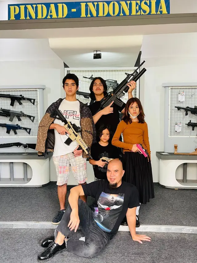 [Fimela] Penuh Kehangatan, Ini 6 Potret Kedekatan Ahmad Dhani dan Muhammad Ali