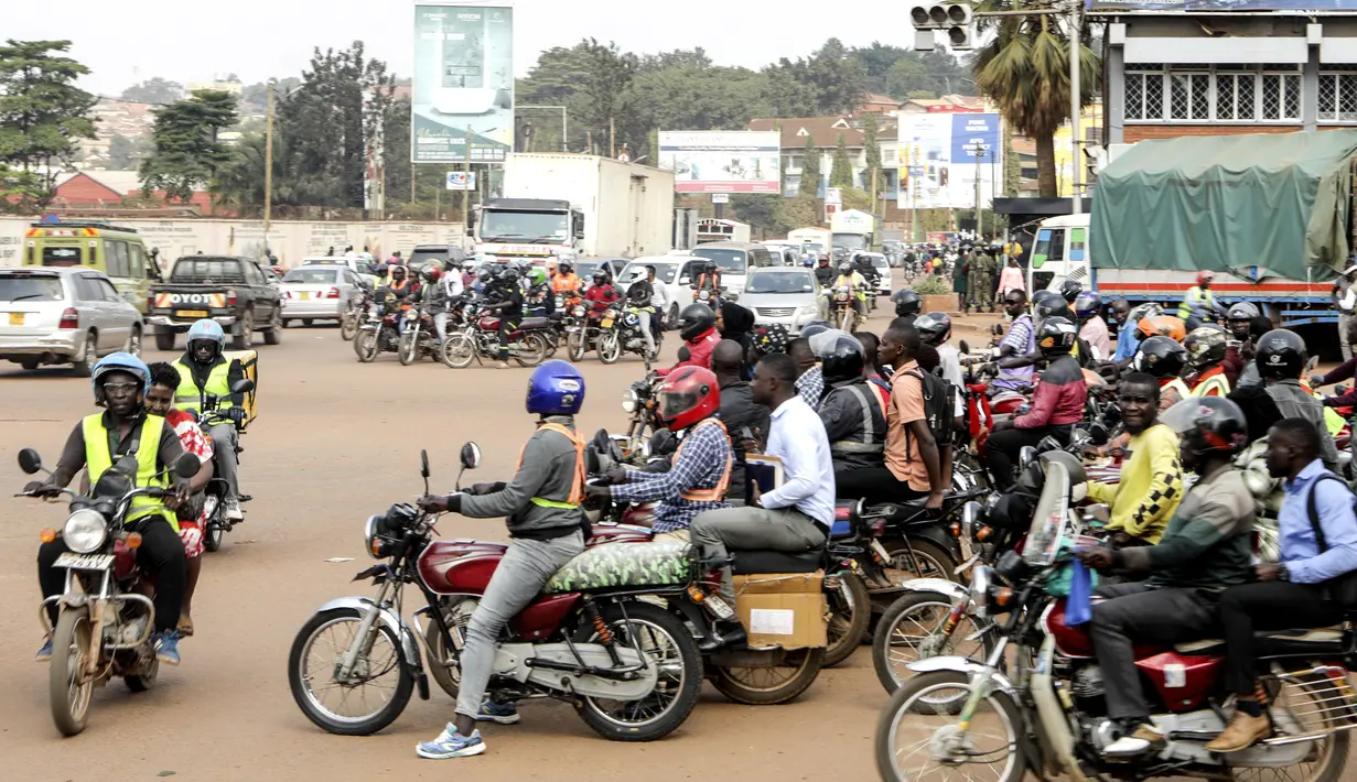 Bagi puluhan ribu pria di ibu kota Uganda, Kampala, inilah cara untuk mencari nafkah. Bagi yang lain, sepeda motor yang melaju dengan cepat mewakili kekacauan kota sebagai sarana transportasi yang penting namun mengancam. (AP Photo/Hajarah Nalwadda)