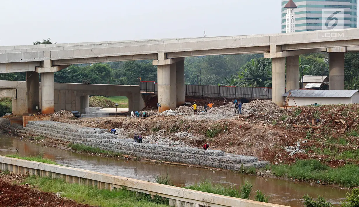 Pekerja menggarap pembangunan proyek Tol Depok - Antasari (Desari) di TB Simatupang, Jakarta, Jumat (14/7). Menurut data Monitoring Badan Pengatur Jalan Tol (BPJT), Seksi 1 Tol Desari mulai dibangun sejak 12 Agustus 2016. (Liputan6.com/Immanuel Antonius)