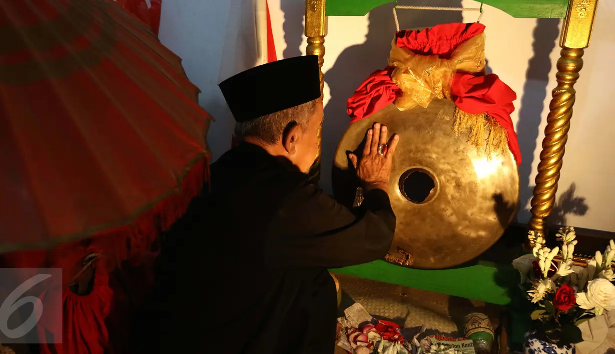 Buang Jayadi (74) melakukan ritual dengan memberi minyak wangi, sekaligus perawatan Gong Si Bolong di rumahnya sekaligus sanggar seni miliknya jelang beberapa hari pementasan pada sebuah acara pernikahan, 9 Januari 2017. (Liputan6.com/Helmi Afandi). 