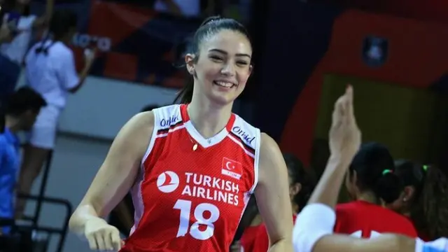 11 Potret Zehra Gunes, Atlet Voli Turki yang Kecantikannya Jadi Sorotan di Olimpiade Tokyo