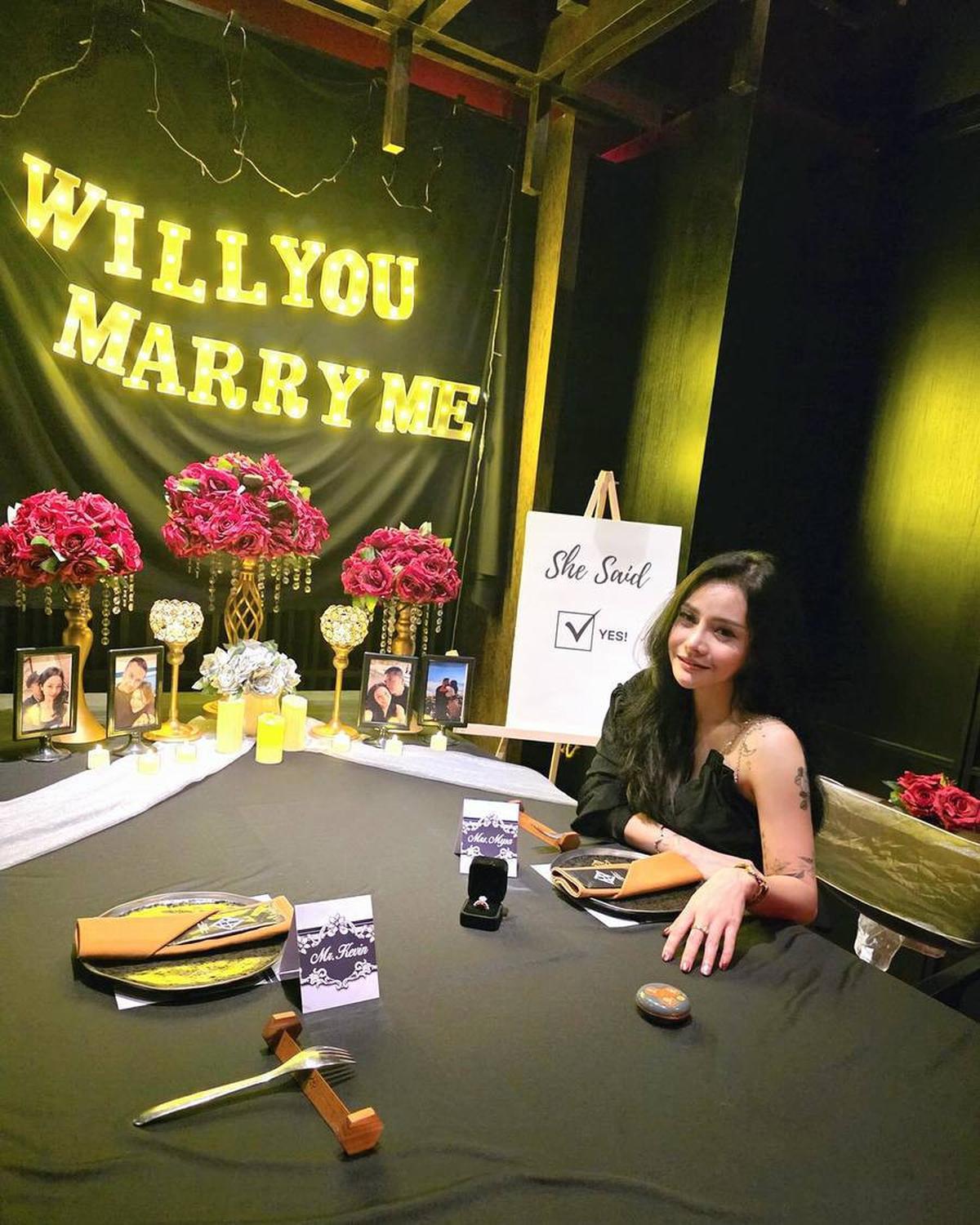7 Potret Mawar AFI Dilamar Kekasih Lewat Dinner Romantis & Ucapan Penuh Cinta, Bahagia Banget