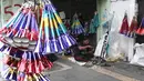 Pengrajin menyelesaikan pembuatan terompet di kawasan Glodok, Jakarta, Selasa (25/12). Menjelang tahun baru terompet konvensional tersebut dijual dengan harga dari Rp 5000 hingga Rp 10.000 tergantung ukuran dan jenisnya. (Liputan6.com/Herman Zakharia)