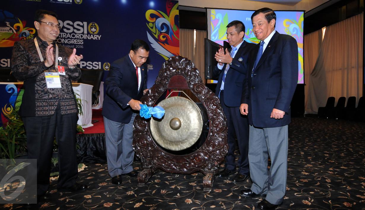 Ketua KONI, Tono Suratman (kedua kiri) memukul gong pembuka Kongres Luar Biasa PSSI di Jakarta, Rabu (3/8). Kongres untuk menetapkan agenda utama pemilihan pengurus baru pada Kongres Luar Biasa PSSI mendatang. (Liputan6.com/Helmi Fithriansyah)
