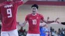 Pemain Timnas Voli Putra Indonesia, Fahri, melakukan selebrasi saat melawan Filipina pada leg kedua SEA V League 2025  di GOR Internasional Velodrome Rawamangun, Jakarta Timur, Rabu (16/7/2025). (Bola.com/Abdul Aziz)