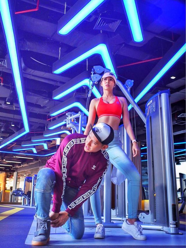 Rayakan Ulang Tahun Suami dari Ruang Isolasi, Ini 6 Momen Manis Andrea Dian dan Ganindra Bimo