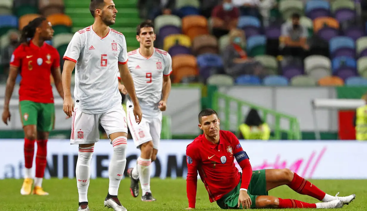 Striker Portugal, Cristiano Ronaldo, terduduk lesu di lapangan saat melawan Spanyol pada laga uji coba di Stadion Jose Alvalede, Kamis (8/10/2020). Kedua tim bermain imbang 0-0. (AP Photo/Armando Franca)