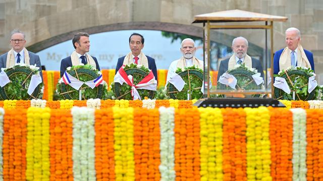 Jokowi dan Kepala Negara G20 Beri Penghormatan di Mahatma Gandhi Samadhi