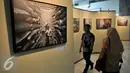 Penunjung melihat pameran foto yang dipamerkan dalam pameran foto Warna-Warni Parlemen di Kompleks Parlemen, Senayan, Jakarta, Senin (29/8). (Liputan6.com/JohanTallo)