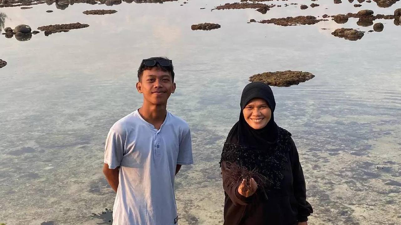 Aksinya Bikin Haru, Kisah Pria Bersama Ibunda Pergi JalanJalan Ke Pantai Ini Curi Perhatian