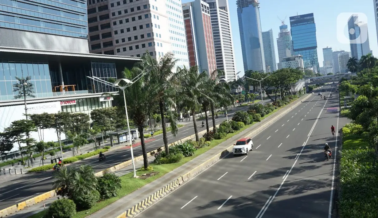 Suasana Jalan MH Thamrin dan Jalan Sudirman di Jakarta, Minggu (24/5/2020). Berbeda dengan hari biasa, kedua jalan protokol tersebut tampak lebih lengang akibat diberlakukannya PSBB yang juga bersamaan dengan Hari Raya Idul Fitri 1441 H. (Liputan6.com/Immanuel Antonius)