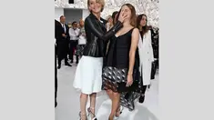 Kali ini aktris Emma Watson (kanan) menjadi korban keusilan Jennifer Lawrence di Paris, Senin (7/7/14). (Getty Images)