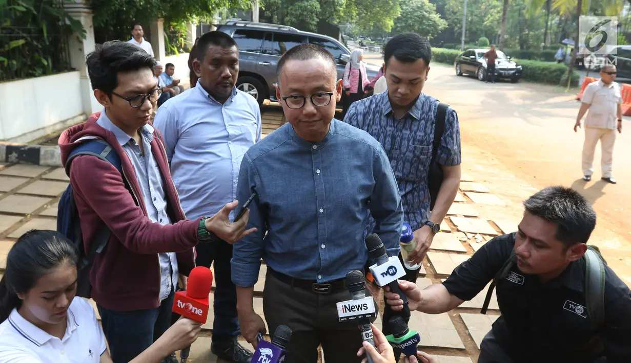 Sekjen PAN Eddy Soeparno memberi keterangan saat tiba di rumah Prabowo Subianto di Kertangara, Jakarta, Jumat (28/6/2019). Prabowo menggelar silaturahmi antarpartai koalisi yang telah saling memberi dukungan sepanjang proses Pilpres 2019. (Liputan6.com/Angga Yuniar)