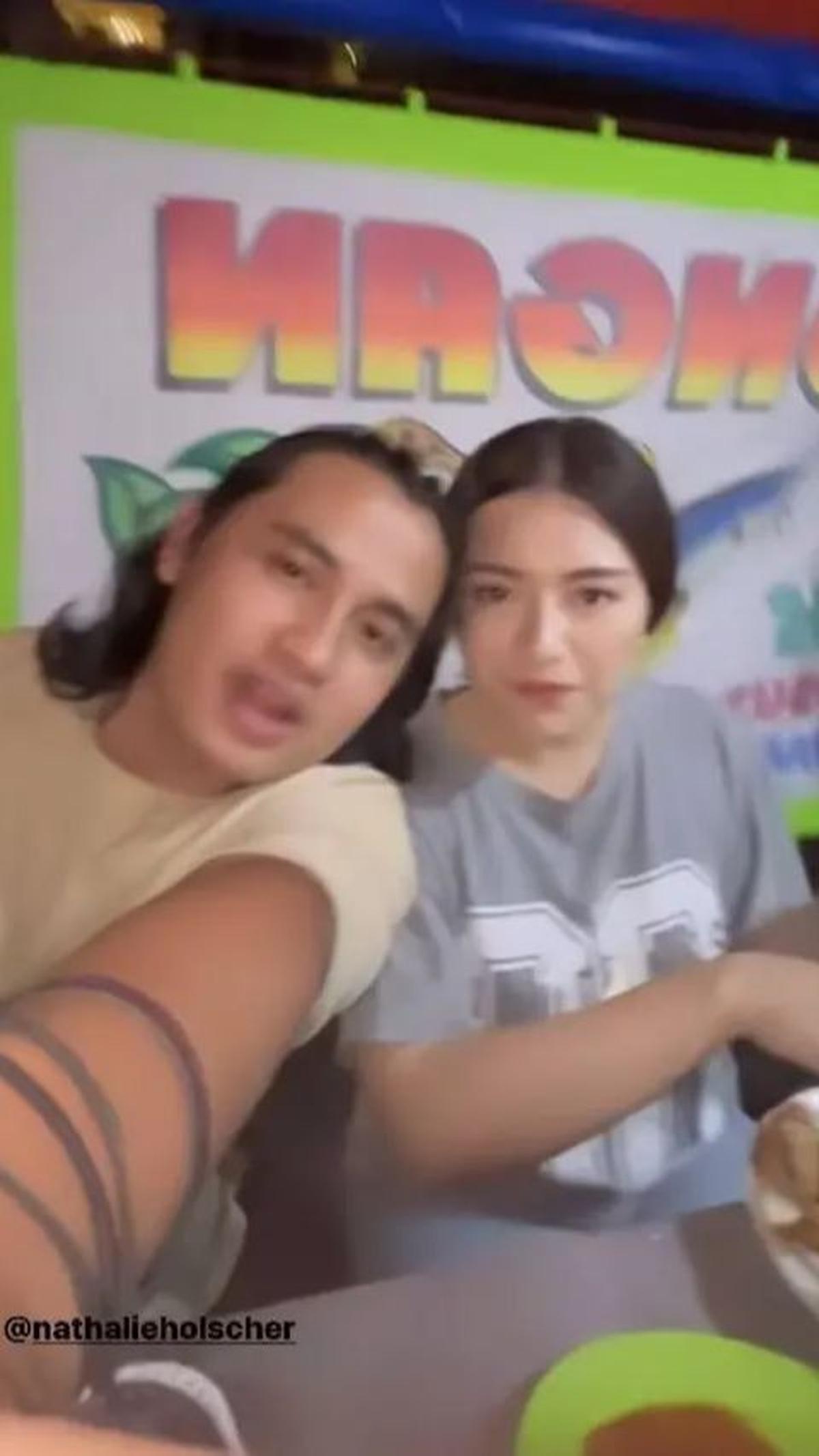 Keduanya terlihat menikmati waktu bersama saat makan bareng di warung pecel lele.