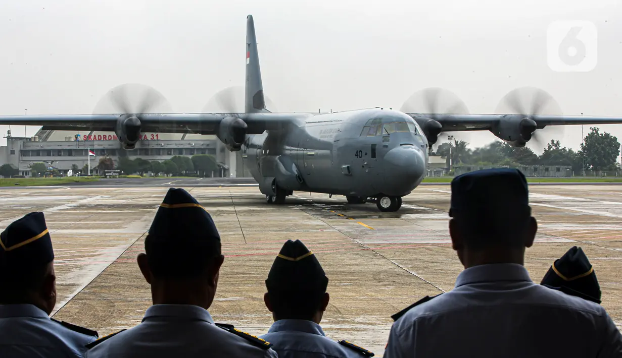Soal spesifikasi, Pesawat C-130J Super Hercules memiliki panjang 34,69 meter, tinggi 11,9 meter, dan lebar sayap 39,7 meter. Sementara, panjang kompartemen kargonya mencapai 16,9 meter, lebar 3,12 meter, dan tinggi 2,74 meter. (Liputan6.com/Faizal Fanani)