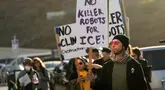 Pengunjuk rasa melakukan aksi demonstrasi di luar konferensi OpenAI DevDay 2026 di San Francisco, Amerika Serikat, Selasa (29/9/2026). (AP Photo/Jeff Chiu)