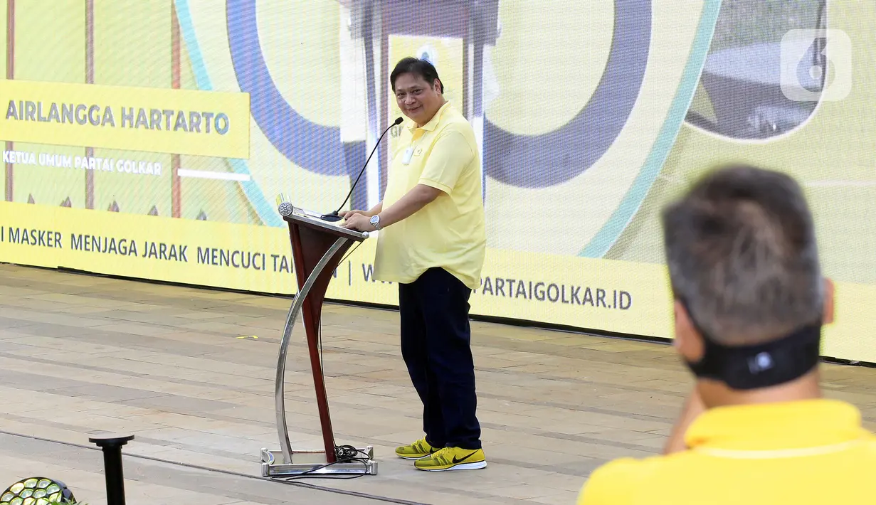 Ketua Umum Partai Golkar Airlangga Hartarto berpidato dalam HUT ke-56 Partai Golkar di Jakarta, Sabtu (17/10/2020). Partai Golkar mendorong masyarakat mematuhi protokol pencegahan penularan COVID-19 melalui 3M yaitu Memakai Masker, Mencuci Tangan, dan Menjaga Jarak. (Liputan6.com/Johan Tallo)