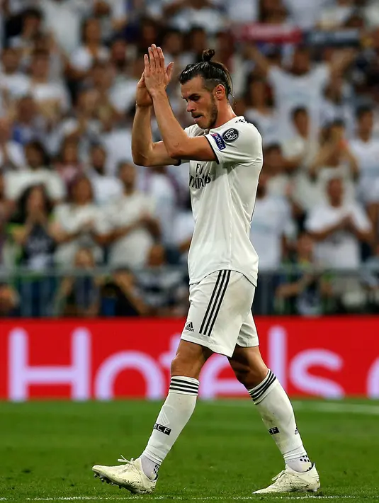 Gelandang Real Madrid, Gareth Bale memberi applause pada penonton usai menghadapi AS Roma pada pertandingan Grup G Liga Champions di Stadion Santiago Bernabeu, Madrid, Spanyol, Rabu (19/9). Madrid membantai Roma 3-0. (AP Photo/Paul White)