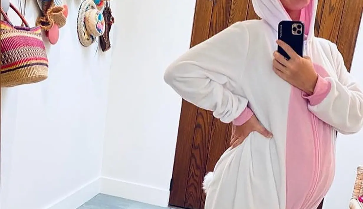 Katy Perry tampil tak kalah menggemaskan di Paskah kali ini. Tak tanggung-tanggung, Katy Perry berfoto selfie mengenakan kostum kelinci berwarna putih dengan sentuhan warna merah muda yang lucu. Foto: Instagram.