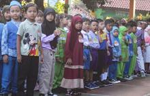 FOTO: Ragam Ekspresi Lucu Saat Murid Lulusan Taman Kanak-Kanak Memulai Tahun Ajaran Baru di Sekolah Dasar