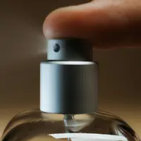 Ilustrasi penyemprotan parfum (sumber foto: pexels.com/Tima Miroshnichenko)