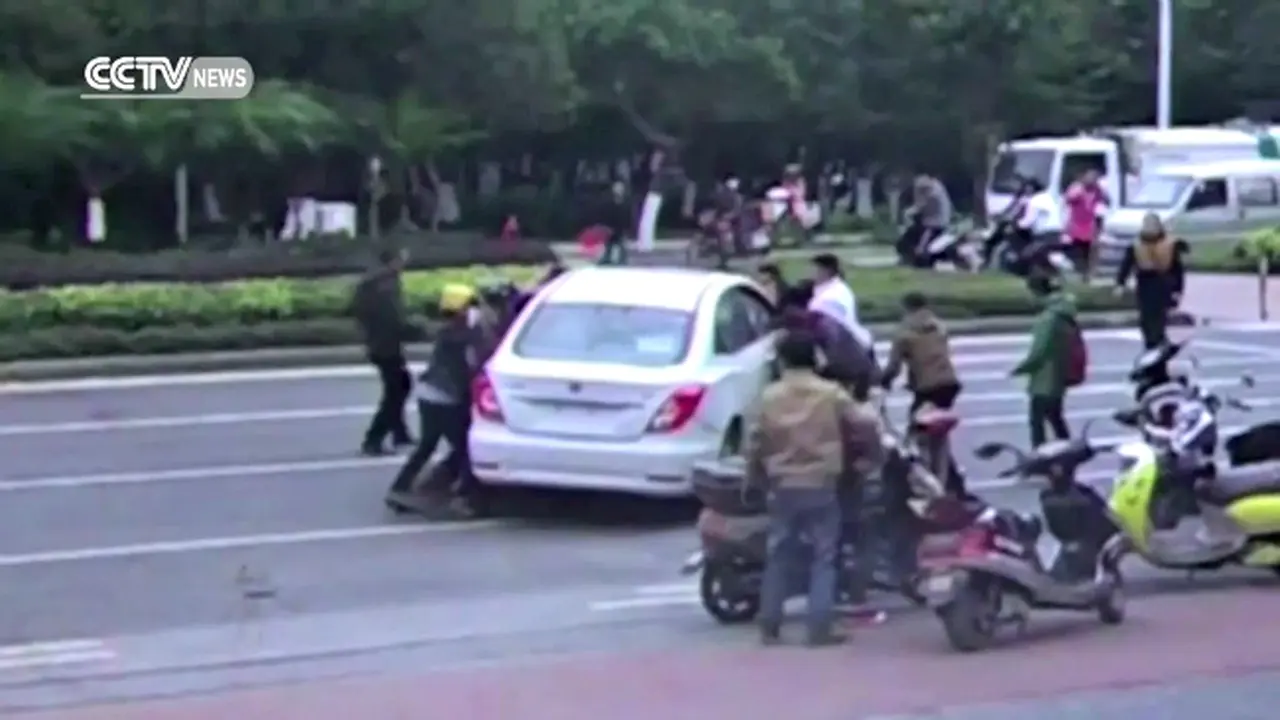Gotong Royong Mengangkat Mobil Penabrak Sepeda *FOTO