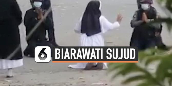 VIDEO: Dramatis, Biarawati Sujud Memohon Depan Polisi Myanmar