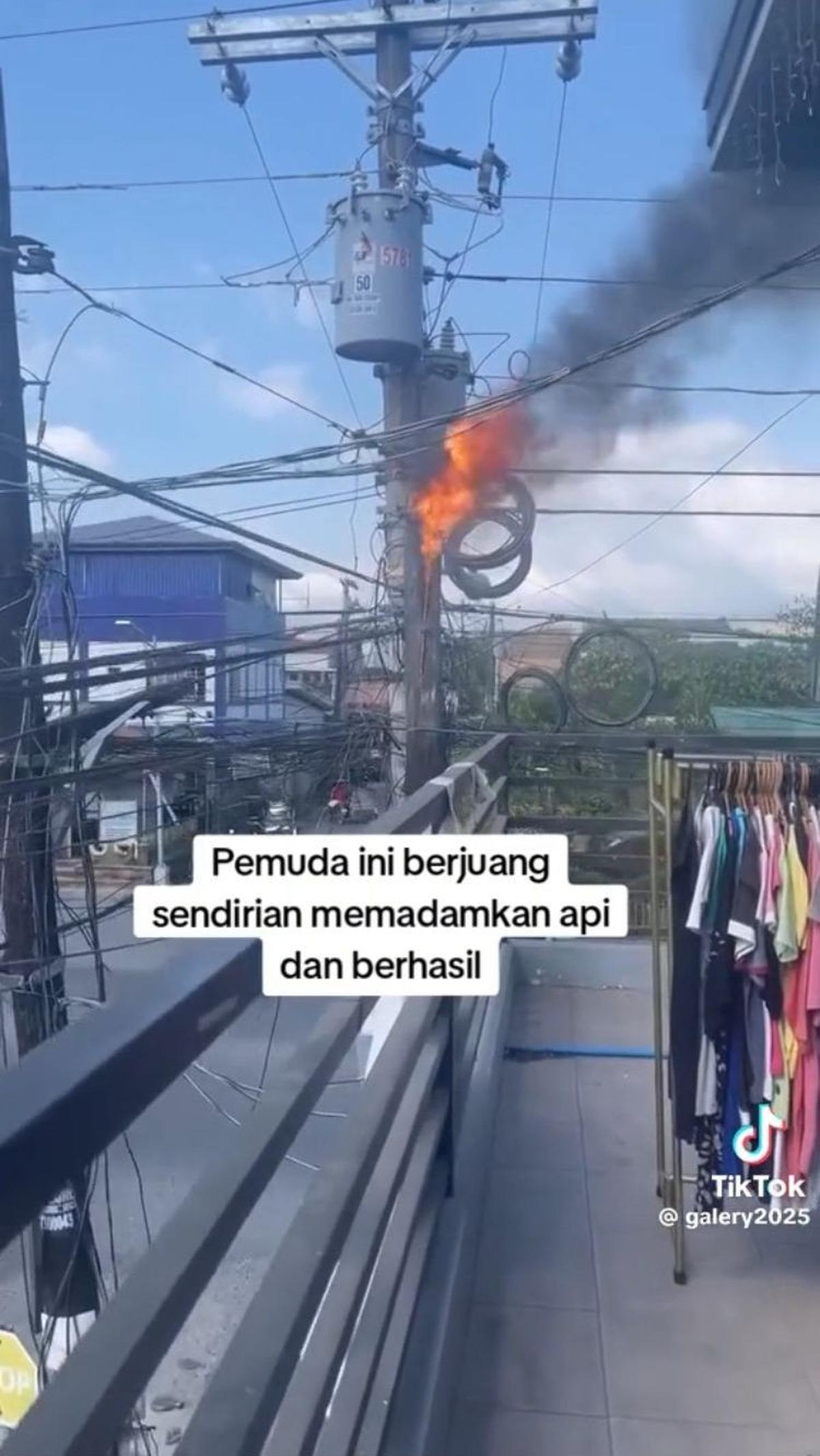 Belum sepenuhnya mati, ia pun harus mengganti APAR terlebih dulu karena yang sebelumnya habis. Beginilah kondisi api yang makin membesar karena tiupan angin.