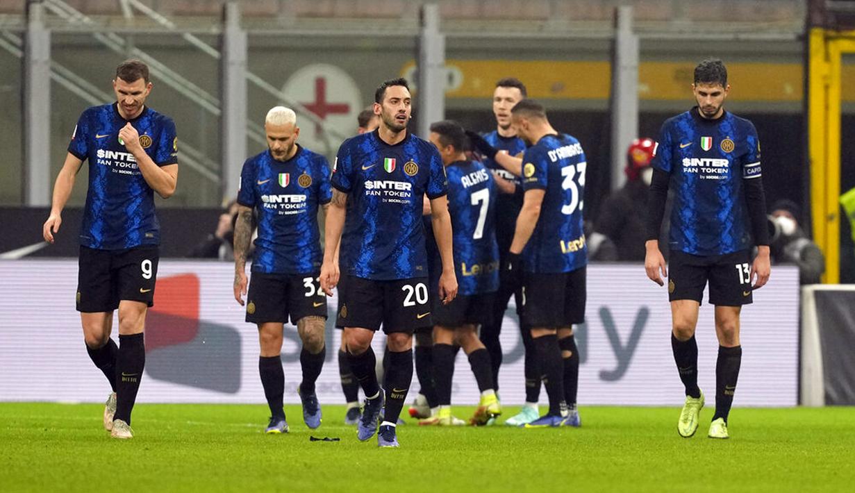 Pemain Inter Milan Stefano Sensi (tak terlihat) melakukan selebrasi bersama rekan setimnya usai mencetak gol ke gawang Empoli pada pertandingan sepak bola Coppa Italia di Stadion San Siro, Milan, Italia, 19 Januari 2022. Inter Milan menang 3-2. (AP Photo/Antonio Calanni)