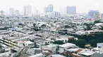 Pemandangan permukiman dan perkantoran dilihat dari kawasan Mangga Dua Jakarta, Kamis (8/11). Berdasarkan survei Euromonitor International, Jakarta akan menjadi kota paling padat di dunia pada 2030. (Liputan6.com/Immanuel Antonius)