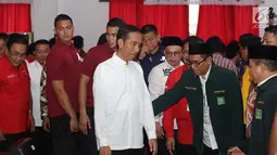 Calon presiden petahana, Joko Widodo tiba untuk menghadiri pelantikan dan konsolidasi tim kampanye daerah Jawa Tengah di Panti Marhaen, Kantor DPD PDIP Semarang, Sabtu (20/10). Jokowi melakukan kunjungan di Semarang selama dua hari. (Liputan6.com/Gholib)