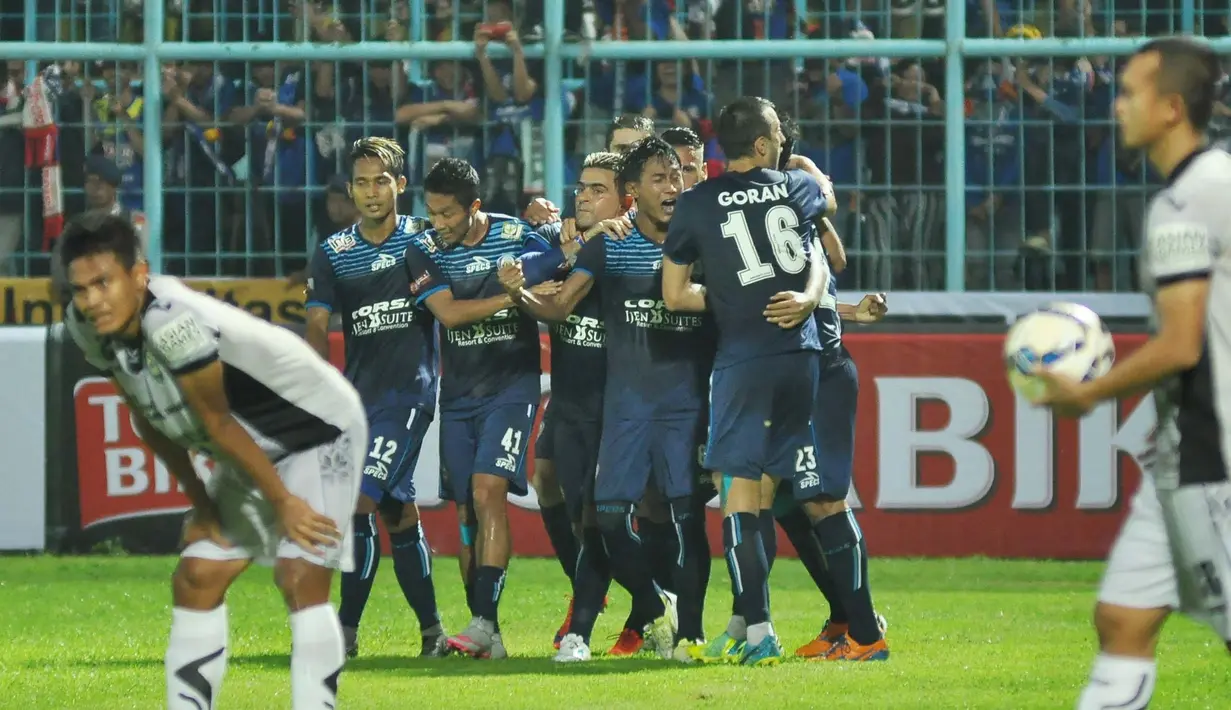 Selebrasi pemain Arema Cronus setelah Ahmad Alfarizi mencetak gol kemenangan ke gawang Sriwijaya FC dalam semifinal Torabika Bhayangkara Cup 2016 di Stadion Kanjuruhan, Kabupaten Malang, Kamis (31/3/2016). (Bola.com/Iwan Setiawan)