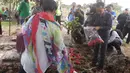 Keluarga Martin Anderson menaburkan bunga di makam Martin Anderson, TPU Perwira, Bekasi Utara, Kota Bekasi, Jawa Barat Rabu (29/4/2015). (Liputan6.com/Rahmat Hidayat)