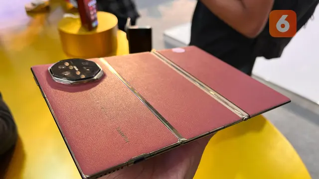 Huawei Mate XT Ultimate Design. Liputan6.com/Reanthonio Oktovier Sinanu