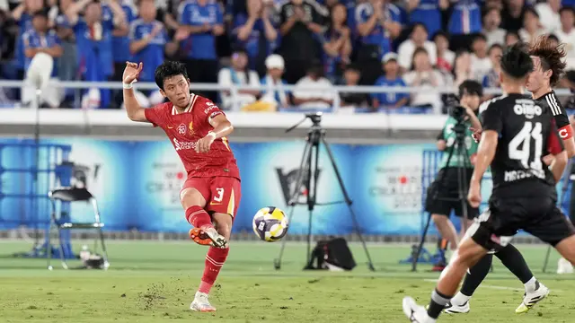 Aksi Wataru Endo di laga Yokohama F. Marinos vs Liverpool di laga uji coba pramusim bertajuk J.LEAGUE World Challenge 2025 di Nissan Stadium, Yokohama, Jepang, Rabu (30/07/2025). (AP Photo/Eugene Hoshiko).