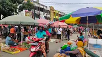 Aktivitas di Pasar Tradisional Lemabang Palembang yang menerapkan aturan social distancing PSBB (Liputan6.com / Nefri Inge)