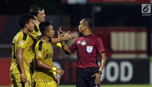 Pemain Bhayangkara FC melakukan protes ke wasit Oki Dwi Putra Senjaya saat melawan Perseru pada lanjutan Go-Jek Liga 1 Indonesia 2018 bersama Bukalapak di Stadion PTIK, Jakarta, Rabu (12/9). Bhayangkara FC unggul 1-0. (Liputan6.com/Helmi Fithriansyah)