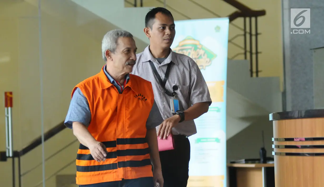 Bupati Batubara nonaktif OK Arya Zulkarnain (kiri) saat akan menjalani pemeriksaan di Gedung KPK, Jakarta, Kamis (9/11). OK Arya diperiksa sebagai saksi dugaan suap pembangunan infrastruktur di Kab Batubara TA 2017. (Liputan6.com/Helmi Fithriansyah)