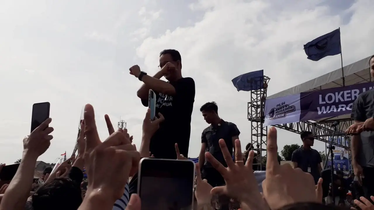 Aksi Calon Presiden (Capres) nomor urut 01 Anies Baswedan saat kampanye akbar perdana di Tangerang, Banten, Minggu (21/1/2024), ada aksi yang ternyata cukup unik.