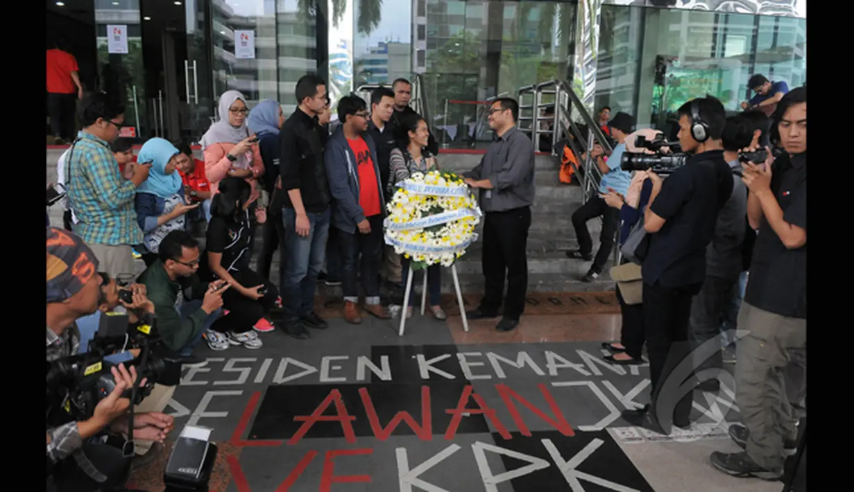 Koalisi Pemantau Keadilan yang terdiri ICW, ILR, dan pegiat antikorupsi lainnya menyerahkan karangan bunga duka cita atas matinya keberanian KPK di Gedung KPK, Jakarta, Selasa (3/3/2015). (Liputan6.com/Herman Zakharia)