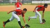 Timnas Baseball Divisi Senior League Indonesia latihan di Lapangan Baseball Gelora Bung Karno Senayan, Jakarta, untuk persiapan Asia Pacific Middle East Tournament 2014. (ANTARA FOTO/Aditya Ramadhan/kye/mes/14)