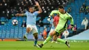 Striker Manchester City, Gabriel Jesus, berebut bola dengan kiper Real Madrid, Thibaut Courtois, pada laga leg kedua 16 besar Liga Champions di Etihad Stadium, Sabtu (8/8/2020) dini hari WIB. Manchester City menang 2-1 atas Real Madrid. (AFP/Peter Powell/pool)