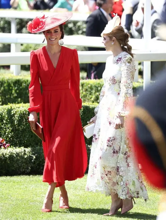 Kate mengenakan red tea-length dress dari label fafavoritnya, Alexander McQueen.  [Foto: IG/coutureroyal].